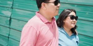 야외 공원에서 편광 선글라스를 착용하고 산책하는 시니어 부부