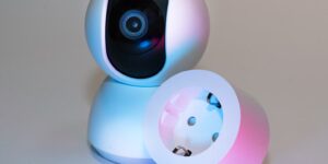 가정 내 설치된 응급안전안심서비스 IoT 센서를 살피는 어르신