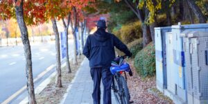 가을 산행을 즐기는 시니어 등산객의 모습