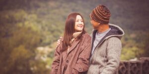가을 산행을 즐기는 60대 시니어 부부의 모습