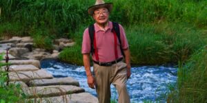 산행 중인 시니어의 밝고 건강한 모습
