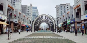 군산 근대역사문화거리의 평탄한 길과 근대 건축물 모습