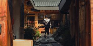 전주 한옥마을의 아름다운 한옥과 평탄한 탐방로 전경