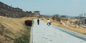 수원 화성 성곽길의 평탄한 무장애 산책로 풍경
