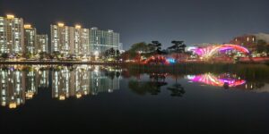 경주 동궁과 월지의 아름다운 야경과 물에 비친 조명