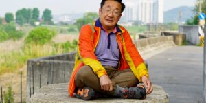 숲길을 걷는 시니어의 트레킹화 착용 모습