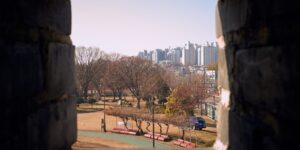 가을 햇살이 비치는 공주 공산성 성곽길 전경