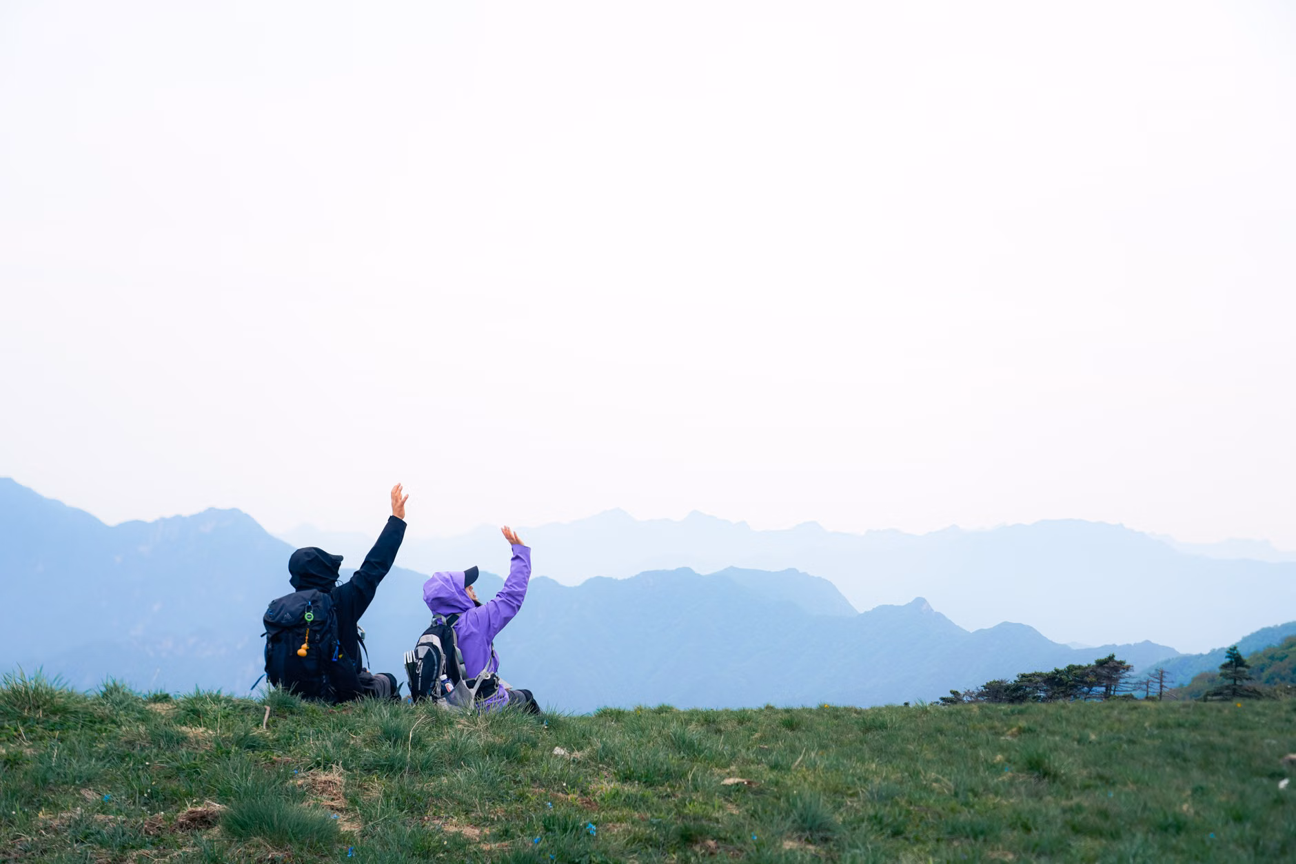 배낭에서 꺼낸 휴대용 경량 바람막이와 등산 장비