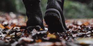 가을 산행을 준비하는 등산화 밑창의 클로즈업 사진