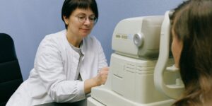 안과 진료실에서 의사와 상담하는 시니어의 모습