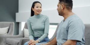 의료 상담을 받는 밝은 표정의 어르신과 의료진