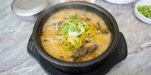 김이 모락모락 나는 따뜻한 굴 국밥 한 그릇