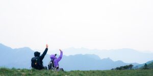 가을 산에서 스트레칭을 하며 산행을 준비하는 시니어 부부