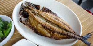 가을 제철 꽁치 구이와 단풍이 어우러진 식탁
