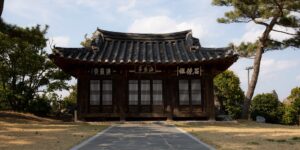 평탄한 산책로가 조성된 강릉 오죽헌의 전경