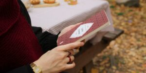 야외 공원 벤치 위에 놓인 가볍고 고급스러운 고기능성 무릎 담요