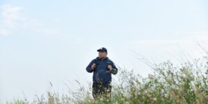안전하게 산행을 즐기는 중장년 등산객