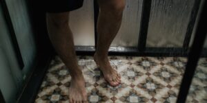 욕실 바닥에 안전하게 설치된 미끄럼 방지 매트