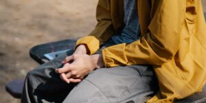 등산 후 벤치에 앉아 종아리를 마사지하며 휴식을 취하는 시니어의 모습