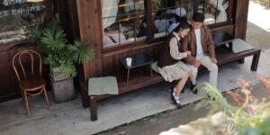 가을 산행 중 휴식을 취하며 간식을 즐기는 시니어 부부